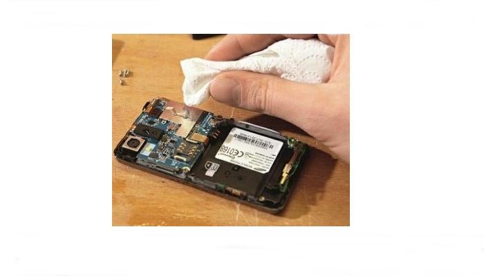 Como reparar tu smartphone mojado